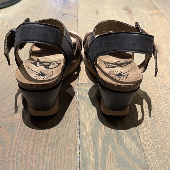 OTBT never worn sandals - Picture 3 of 5